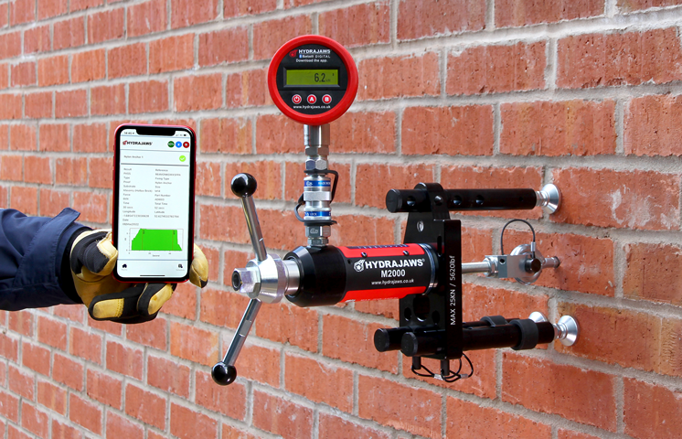 M2000 Sacffold Tie Tester in use with digital gauge and shown connected to Hydrajaws App