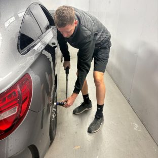 Mechanic using digital torque